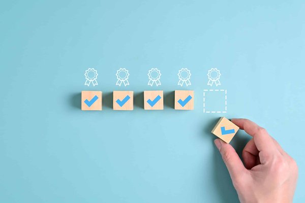 Quelle assurance pour un entrepreneur fabriquant des meubles à partir de matériaux recyclés ?